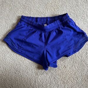 lululemon 2.5” hotty hot shorts